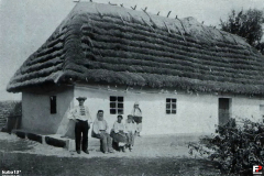 Radom-1890-1910-Chalupa-kryta-strzecha-w-okolicach-placu-Stare-miasto-Architektura_drewniana_Radomia_320937_Fotopolska-Eu
