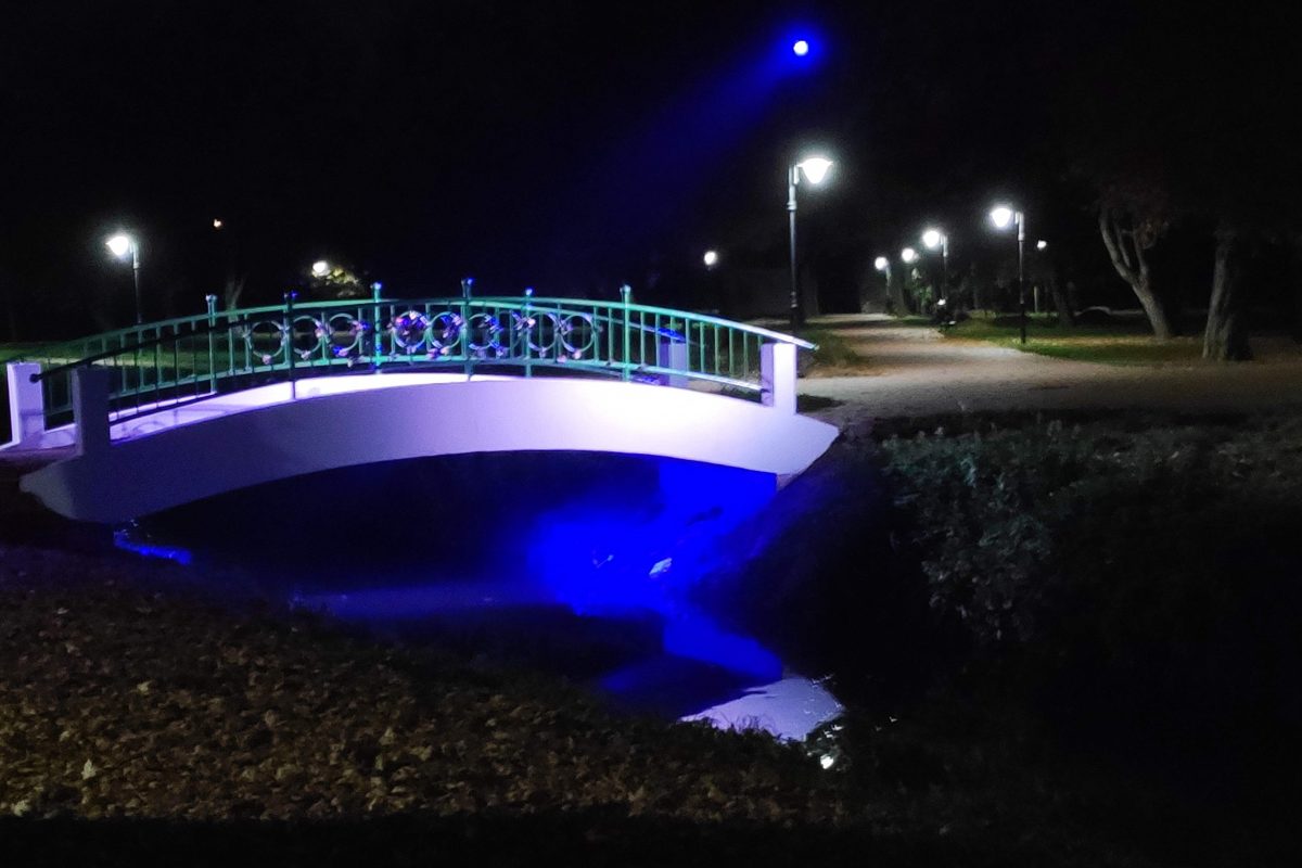 Radom – podświetlony most  zakochanych w Starym Ogrodzie